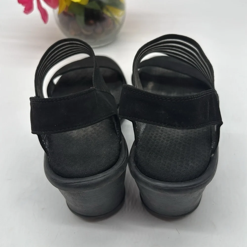 Black Wedge Sandals with Elastic Straps and Cushioned Footbed Size 9 SKT7973G